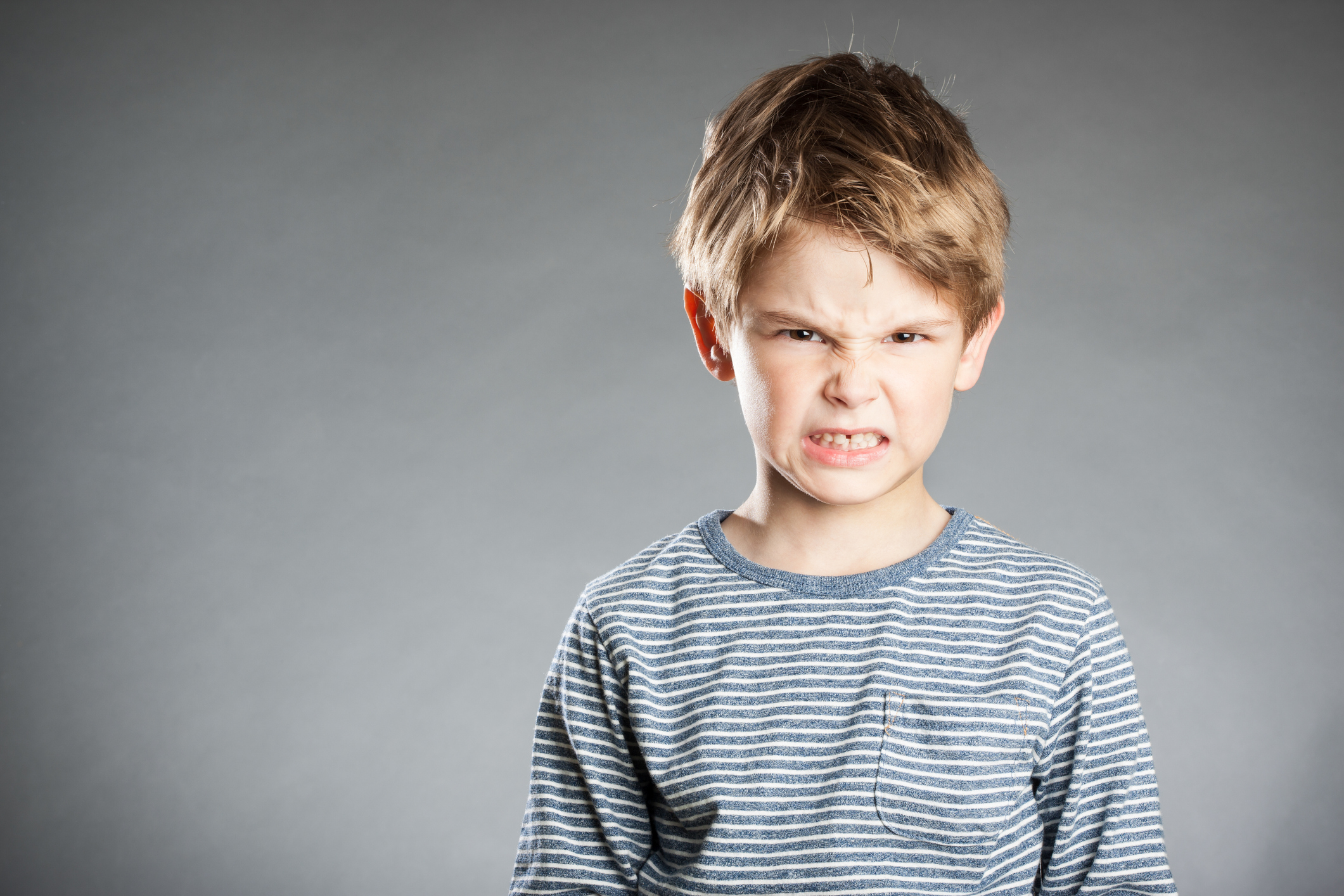 Sad kid. Агрессивный ребенок. Эмоции для детей. Ребенок в гневе. Сердитый ребенок.