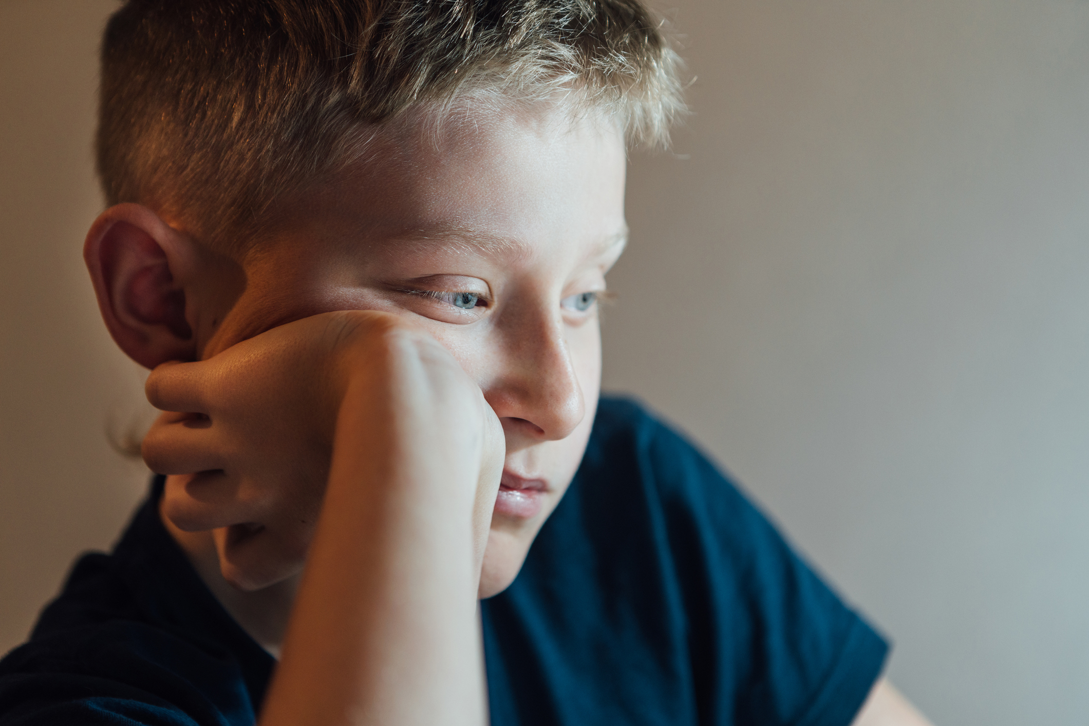 Мальчик думает в голубой одежде. Задумчивый ребенок. Me and boys think about thinking. Thinking boy picture. Все думали что она мальчик.